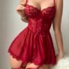 Nuisette Rouge en Dentelle avec Porte-Jarretelles – String et Bandes de Jarretelles Inclus